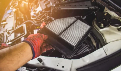 Mechaniker wechselt Luftfilter